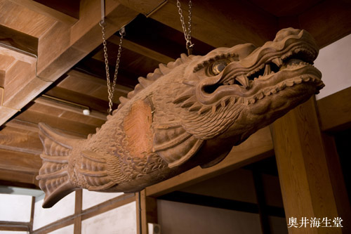 大庫院の天井からつるされた魚鼓（ほう）